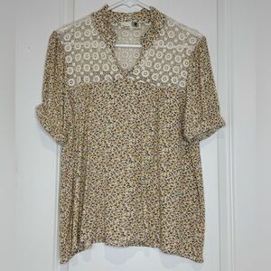 Everleigh Yellow and Gray Floral Blouse with Crochet Detail Women’s Size L